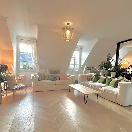 Cosy à 130 M² Avec Projecteur ! * Parigi
