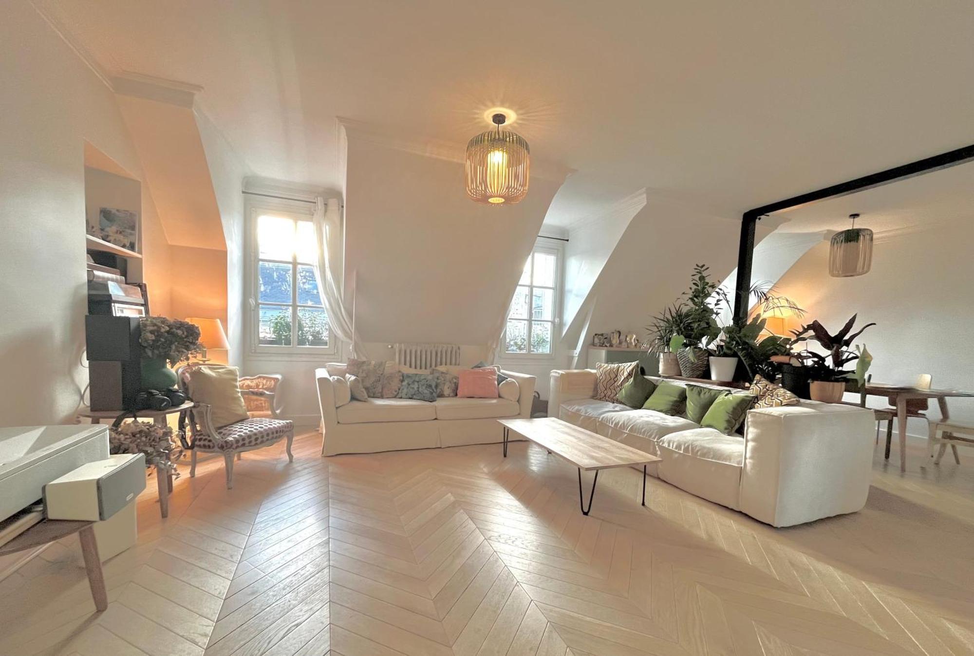 Cosy à 130 M² Avec Projecteur ! * Parigi
