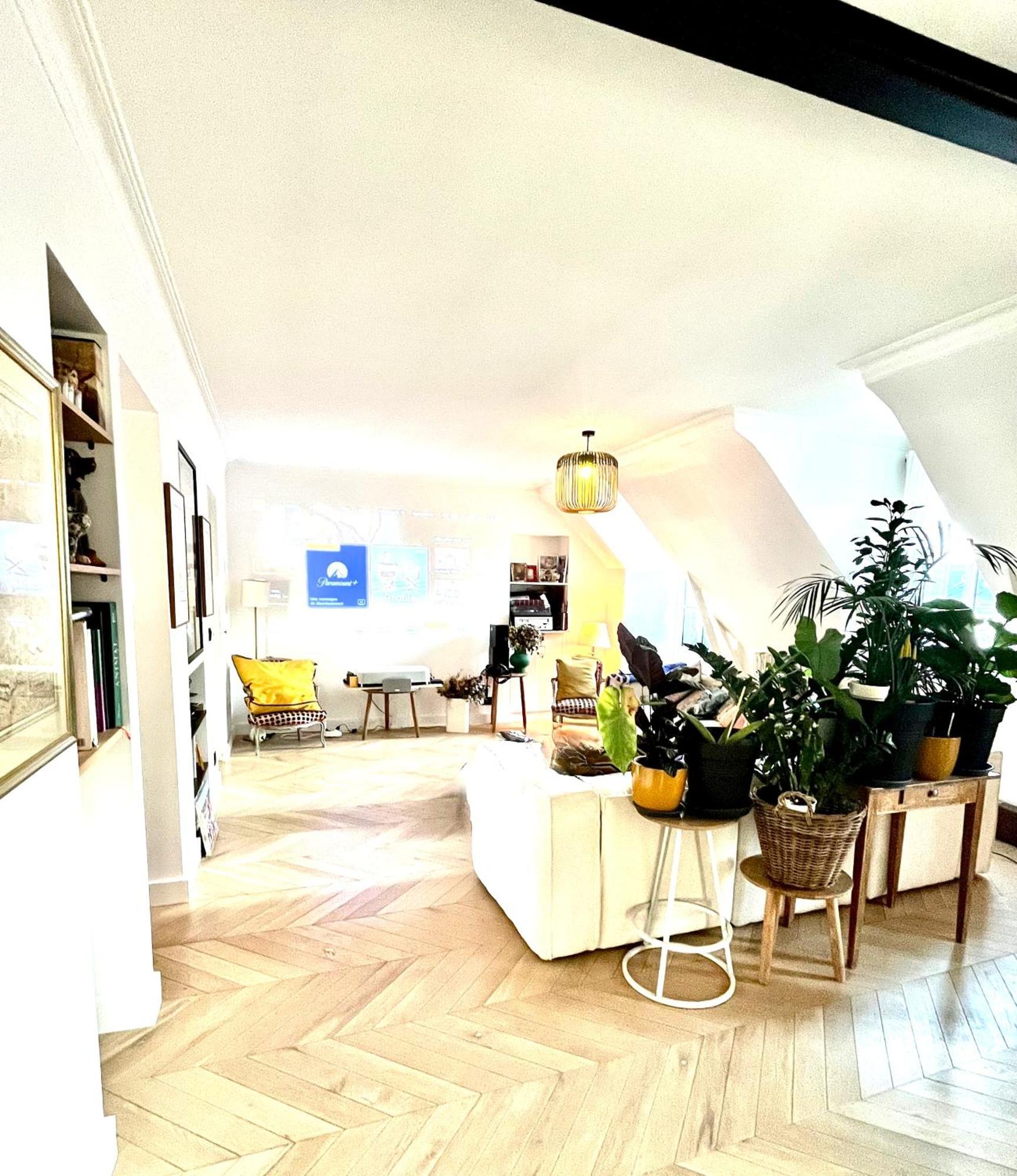 Cosy à 130 M² Avec Projecteur ! Parigi
